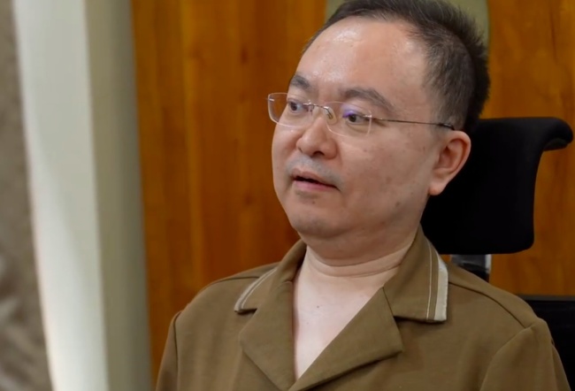 蔡磊身体状况恶化,全身仅眼球能动,靠眼控仪工作到深夜……