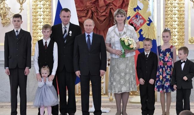 普京为何亲自号召生三胎 应对人口危机