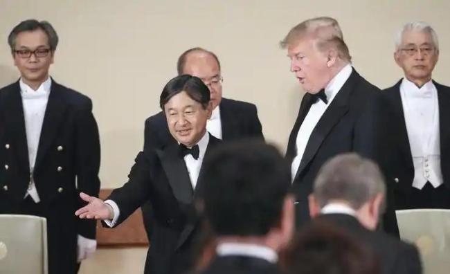 特朗普抵韩 落地后专属BGM响起 外交快进键