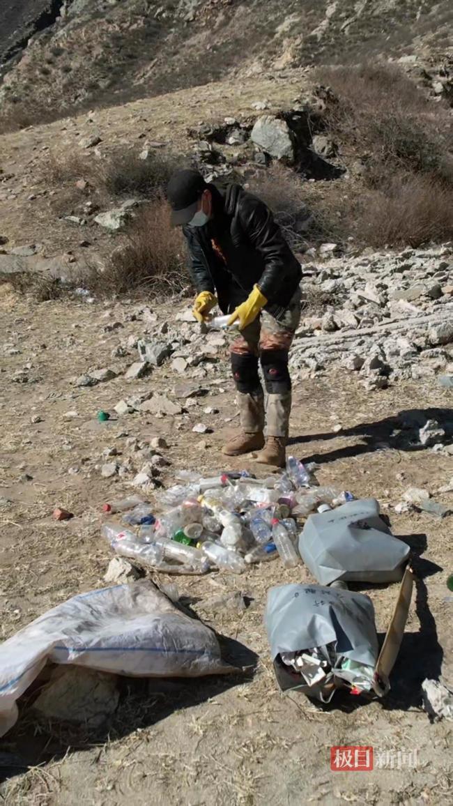 男子进山捡垃圾十年捡10万多个饮料瓶 大青山清道夫的坚持