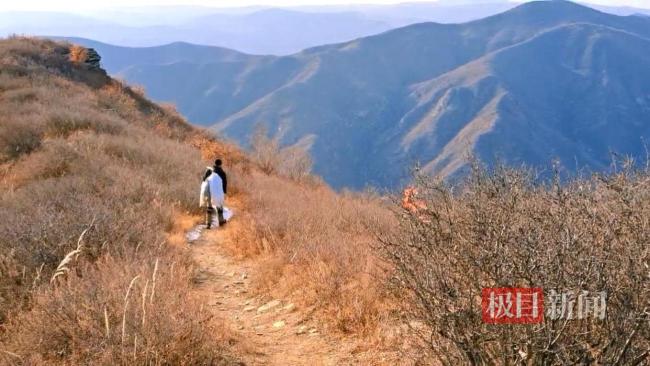 男子进山捡垃圾十年捡10万多个饮料瓶