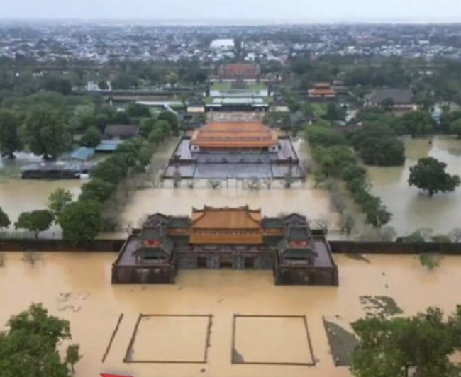 越南洪灾多地名胜古迹泡在水中！