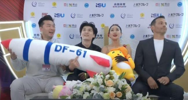 中国花滑选手因展示DF-61导弹公仔遭调查 玩偶引发争议