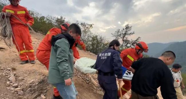 女子象鼻窝登山骨折 救援队紧急施救