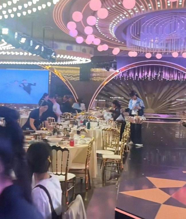 新娘换敬酒服归来宾客走光 婚礼现场的意外空场引发热议