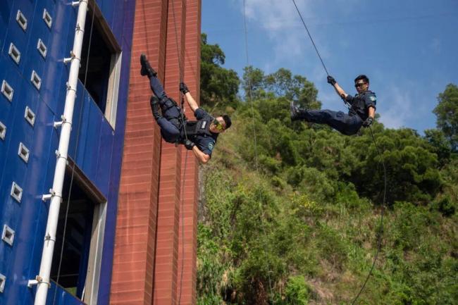 沉浸式体验特警极限越障