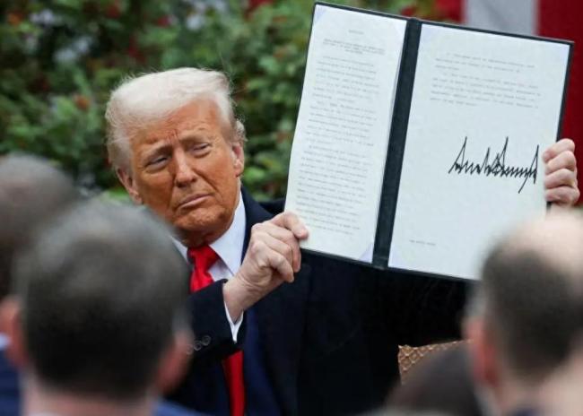 看来美国先扛不住了 特朗普主动提到对华降税 选举压力下的妥协