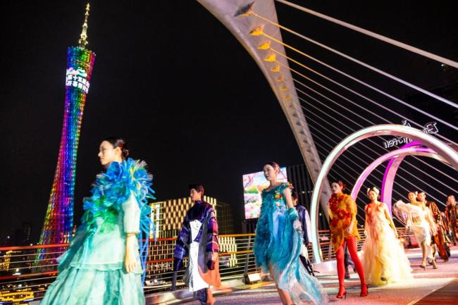 广州塔换新装迎全运 湾区三色点亮夜空