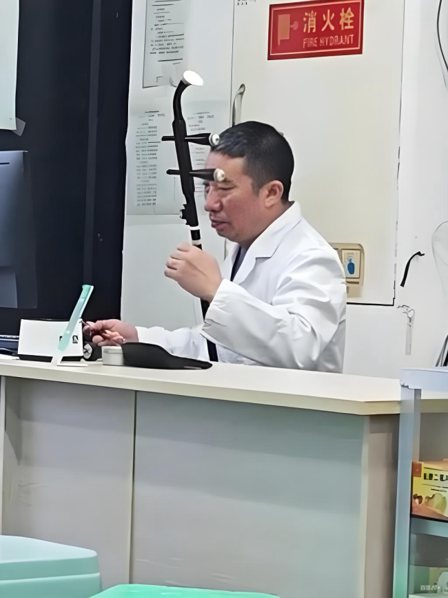男子回应输液时医生拉二胡 诊所氛围凄凉感十足