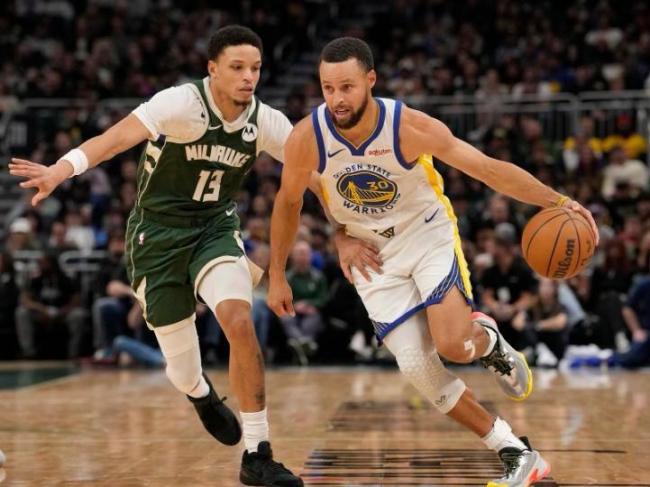 库里27分 勇士3人20+仍不敌雄鹿