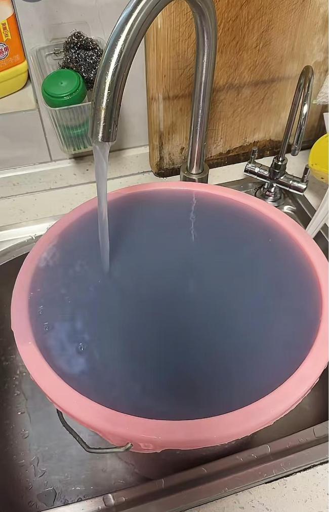 居民家自来水有蓝色沉淀物 官方回应:或为洁厕灵,已清洗管道