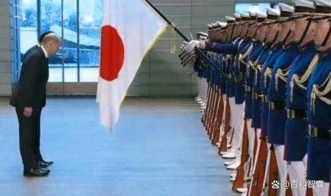 特朗普訪日高市早苗3次引導(dǎo)鞠躬被無(wú)視，日本擺拍套路徹底失靈？