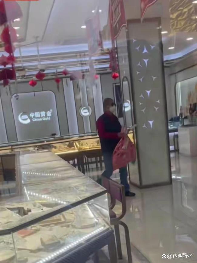 男子持械抢劫商场黄金 警方火速追回