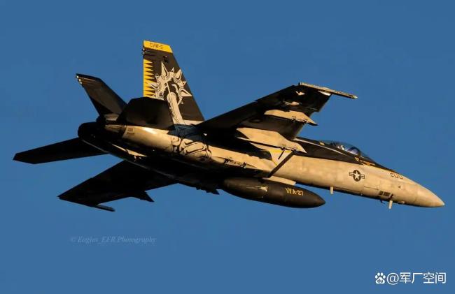 中国“超级小黄蜂”战机试飞炸场!双垂尾藏着啥玄机?作为一架内外兼修的战鹰,难怪它的亮相能引发如此巨大的关注