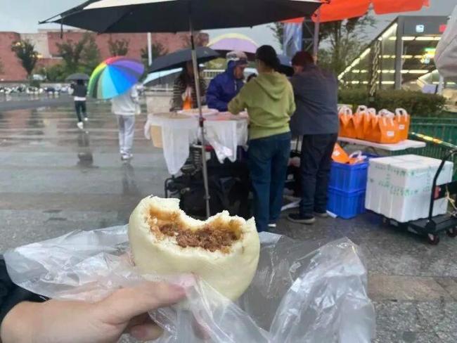 美院硕士卖包子排起长队 南北口味引热议