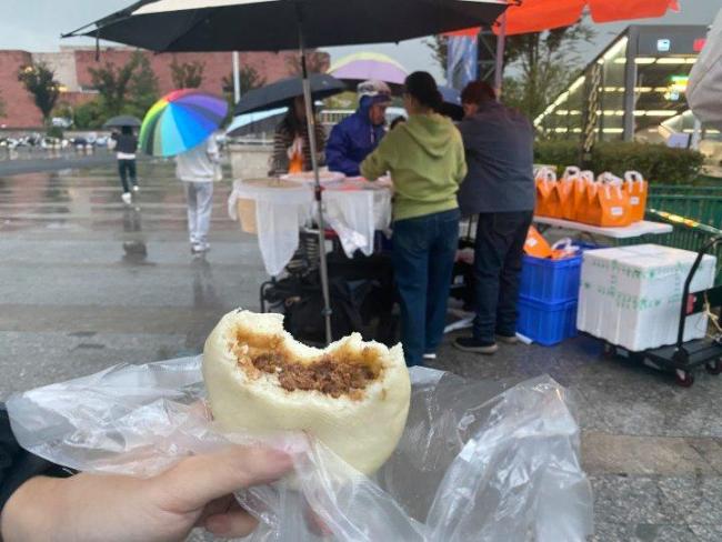 美院硕士在母校附近摆摊卖包子火了 南北口味大比拼