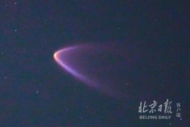 神舟二十一号飞船过境北京掠月而过