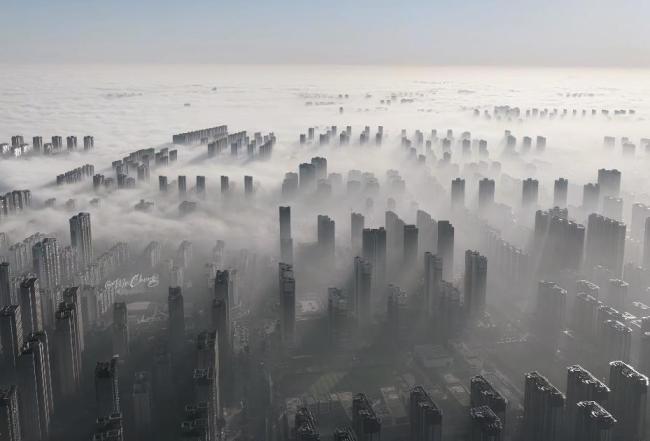 河北多地清晨现大规模平流雾 宛如仙境景象