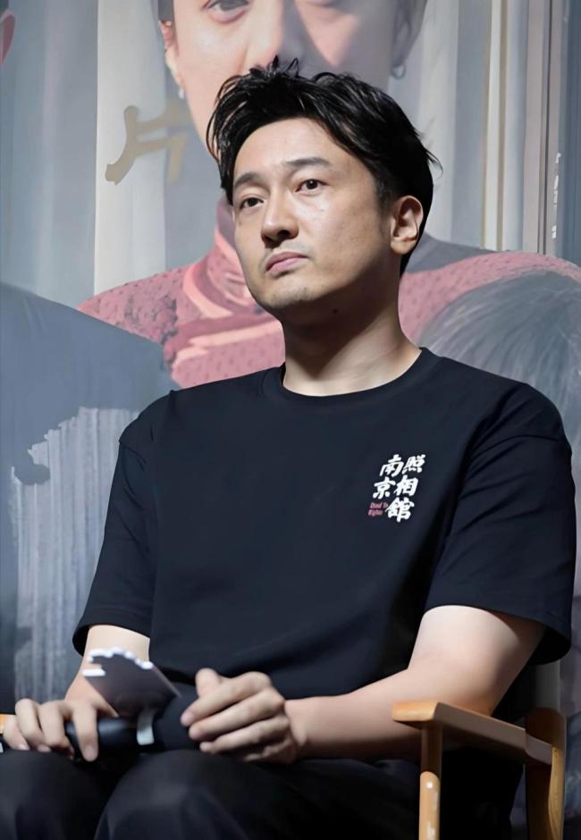 731导演穿防弹衣出席日本试映 另类宣发引争议