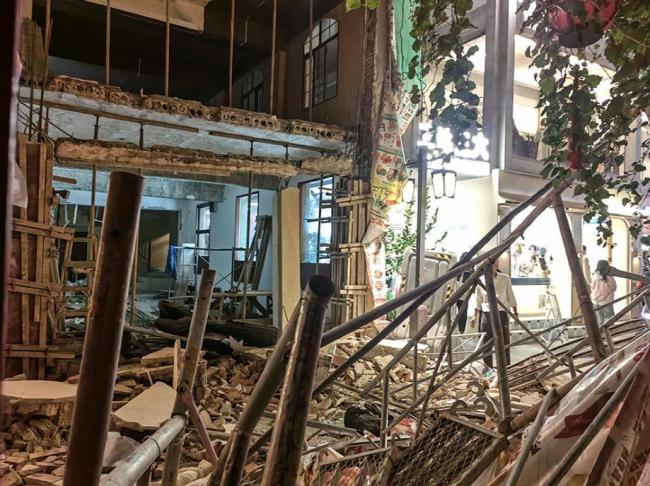 长沙网红街店铺外墙垮塌 2名女孩罹难 装修事故引发关注