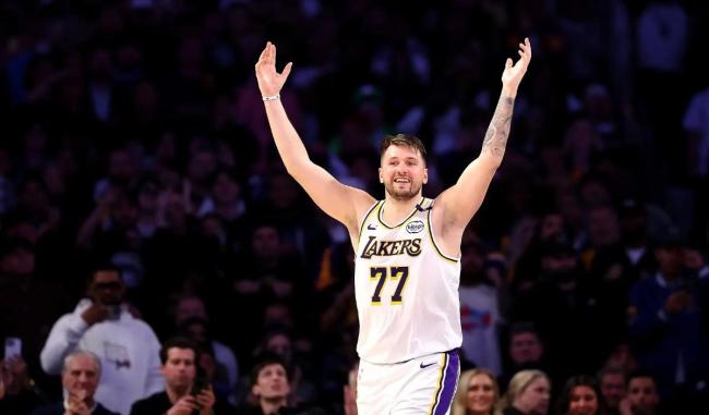 NBA杯：东契奇44+12湖人逆转灰熊 莫兰特14中3里夫斯21+4 湖人渐入佳境