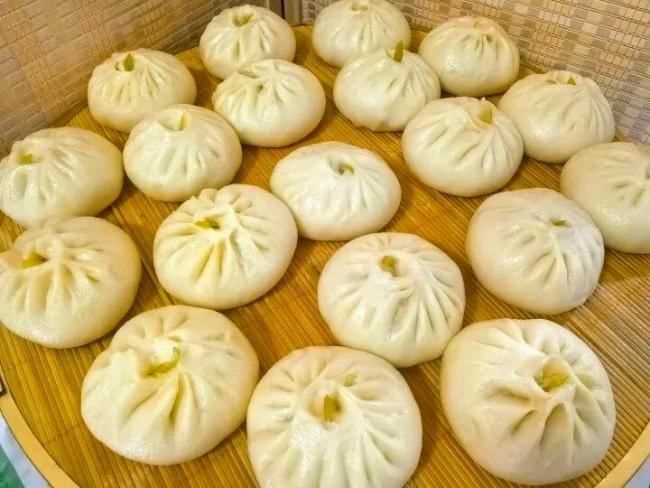 美院硕士卖包子排起长队 南北口味引热议