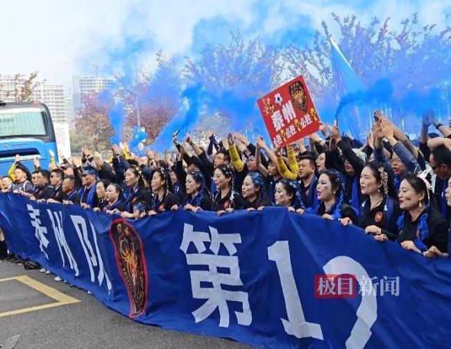 苏超女球迷制作“决战紫禁之巅”帽子 球迷齐聚古都金陵