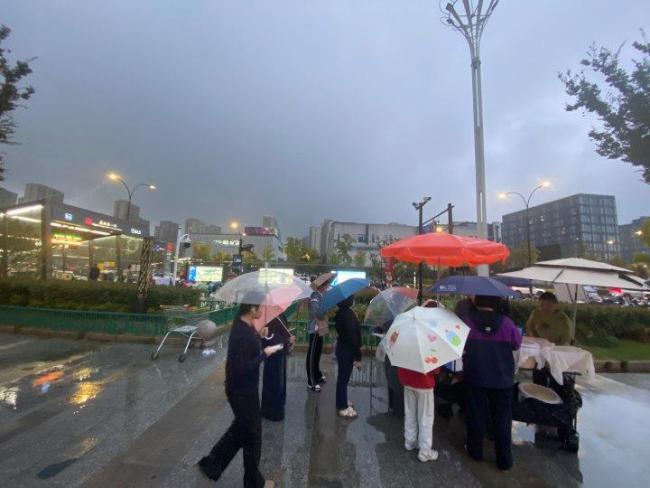 美院硕士在母校附近摆摊卖包子火了 南北口味大比拼