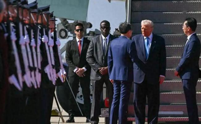 APEC领导人集体合影 外交棋局中的微妙信号