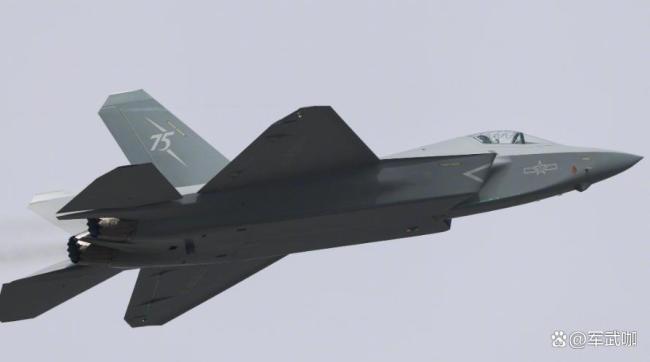 俄勇士飞行表演队炫特技“落叶飘” 苏-35S闪耀南昌天空