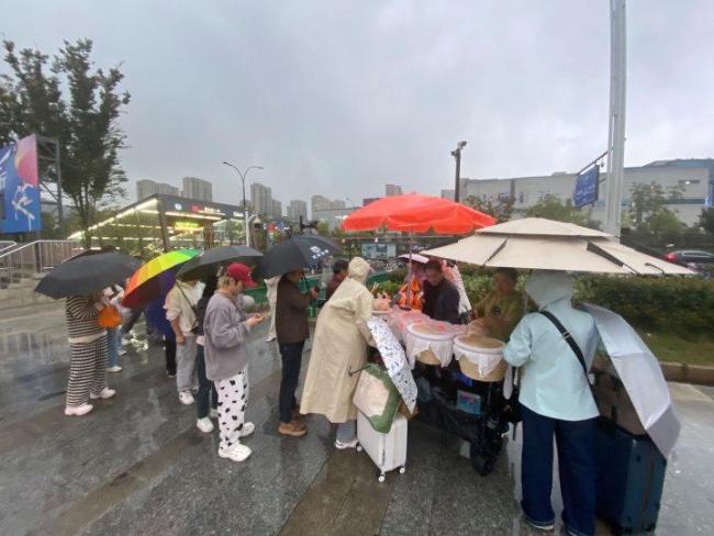 美院硕士在母校附近摆摊卖包子火了 南北口味大比拼