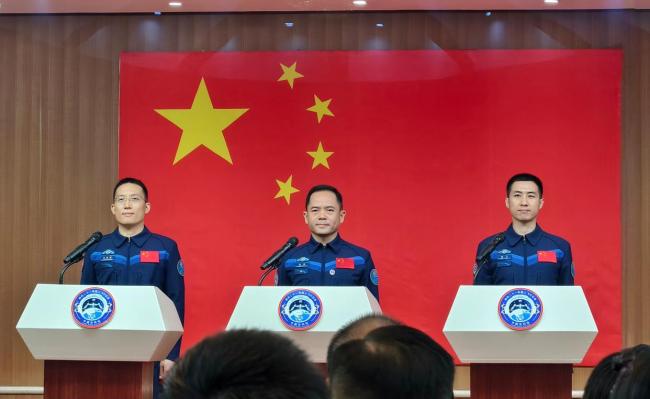 神21航天员亮相