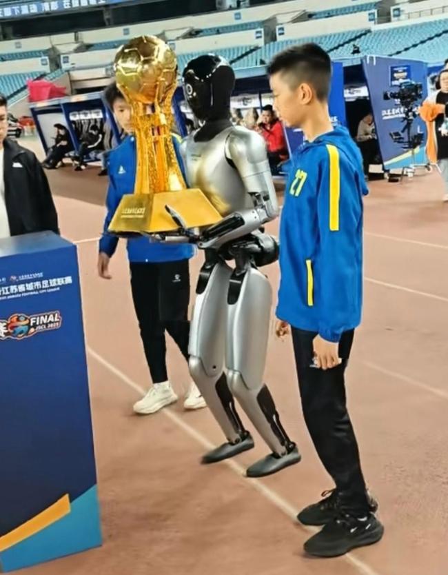“苏超”冠军奖杯长啥样 机器人护送金鼎足球奖杯