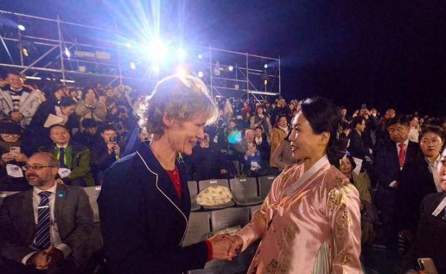 韩国第一夫人穿韩服接待APEC夫人团