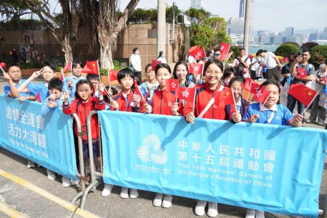 深圳市民欢呼迎接火炬手的到来 共襄全运盛会