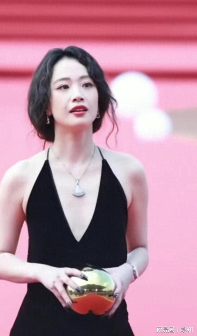 李梦第十一届文荣奖红毯look