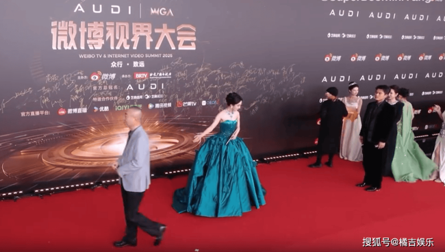 杨幂指挥交通 红毯反差萌引发热议