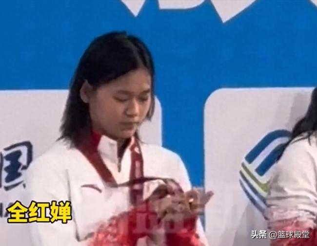 全红婵凝视金牌后反复抚摸 珍惜来之不易的荣耀