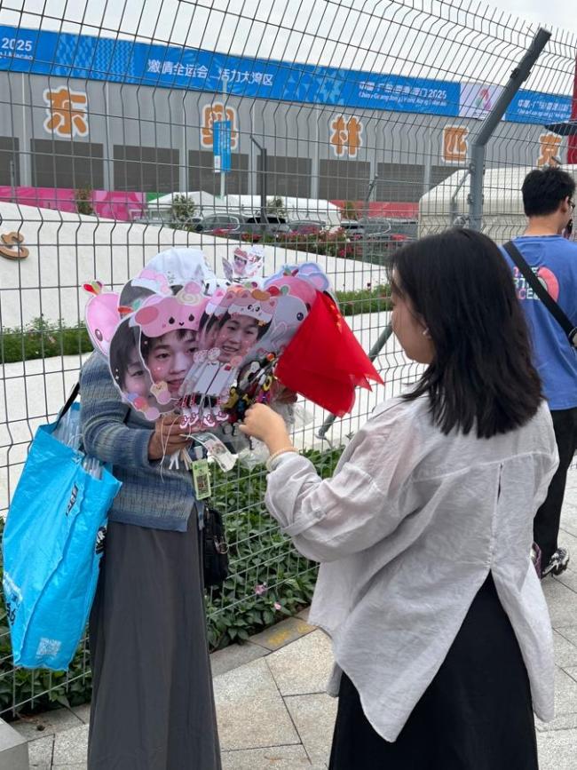 观众为全红婵下起“娃娃雨” 粉丝热情燃爆全场