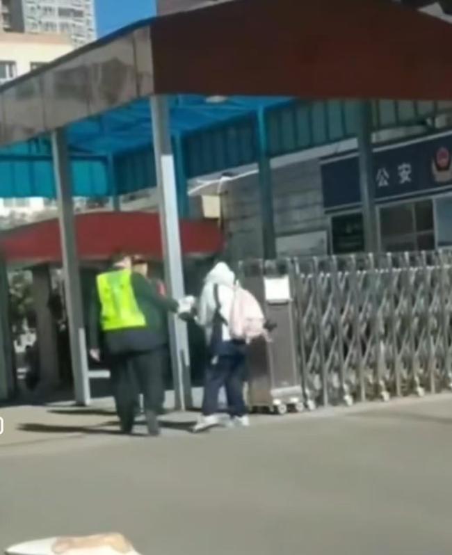 山西大同女生被抢钥匙后续 校园管理引争议