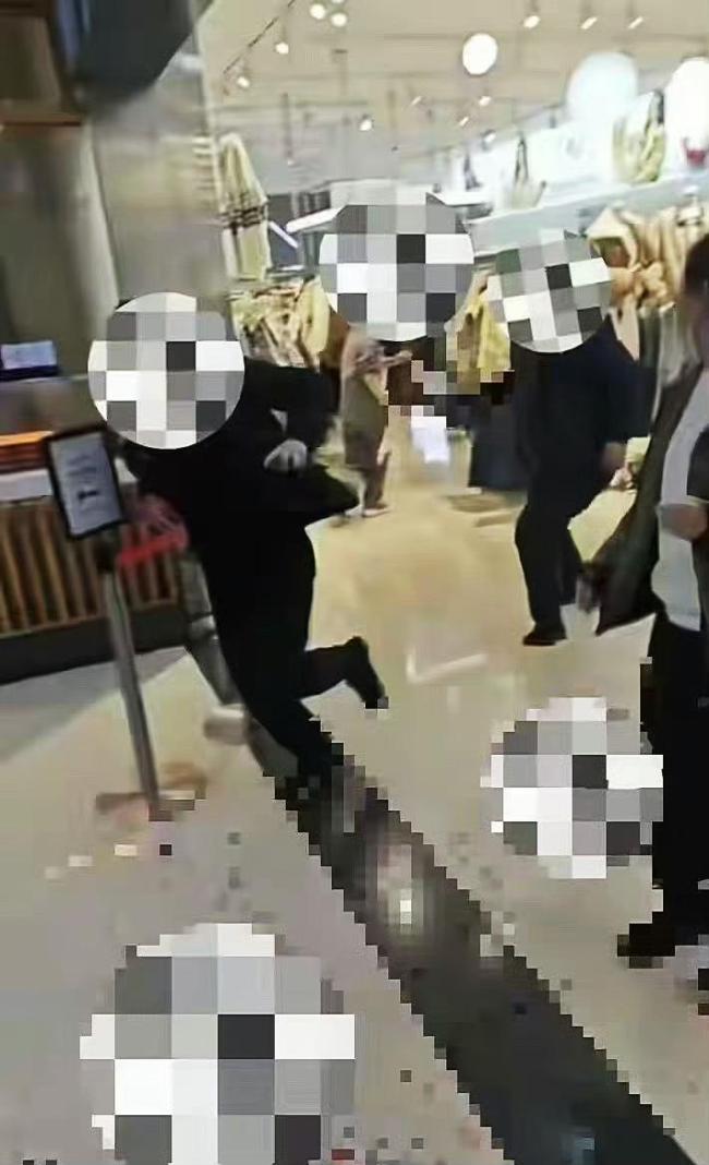 许昌胖东来突发伤人事件 商场保安快速响应控制嫌疑人