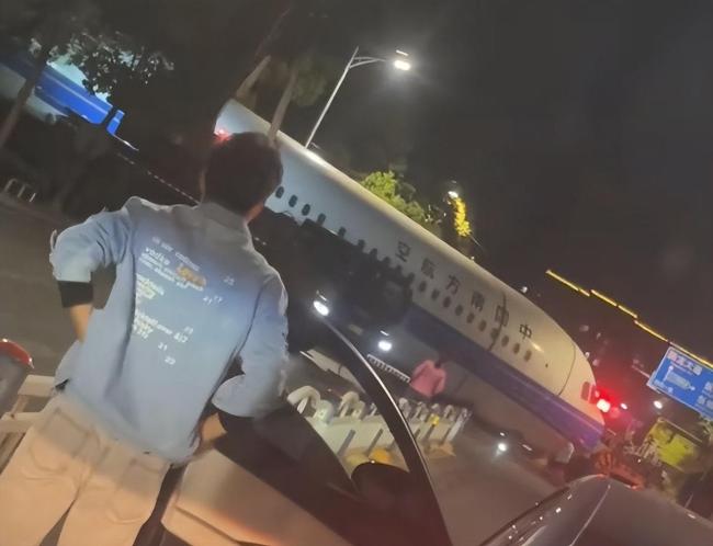 武汉街头出现飞机 官方回应