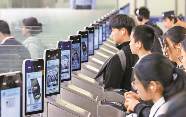 秉持“兩岸一家親”,港台關注移民局跨境新政