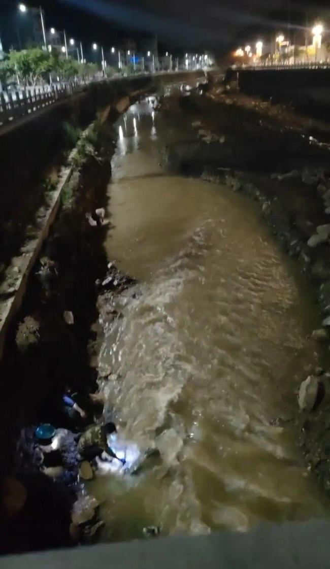 警方回应甘肃深夜现“淘金潮”