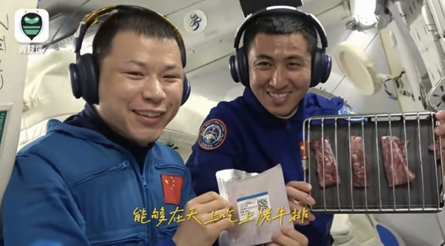 航天员在太空烤的鸡翅也太香了 太空烤箱成新宠