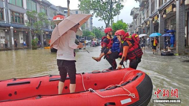 海南暴雨老人被困 消防紧急救援 多地险情频发