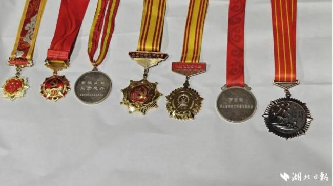 扶贫老书记去世 工资卡余额38.83元 一生奉献留遗产