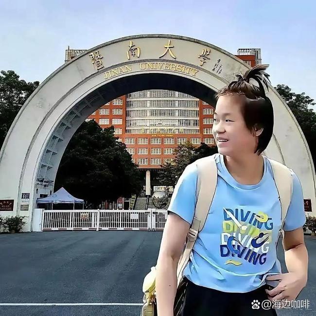 全红婵训练场边独自缠肌贴绑带 坚韧背后的伤痛与荣耀