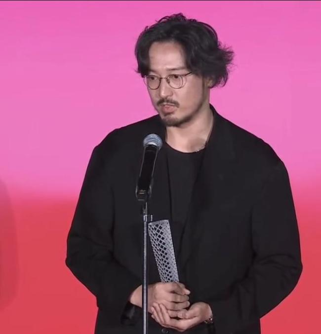 王传君获东京影帝全程不笑被导演cue 感谢团队与家人