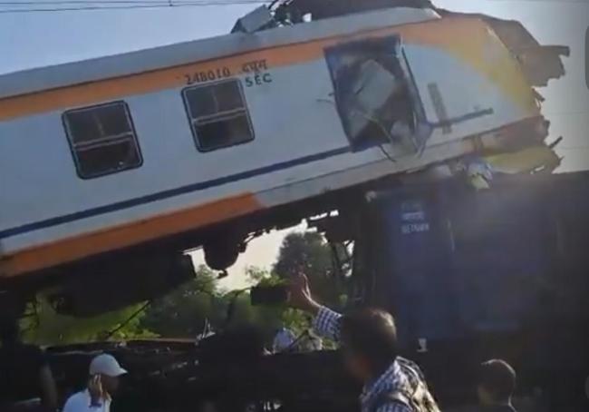 印度發(fā)生火車相撞事故 已致5人死亡 救援行動(dòng)持續(xù)進(jìn)行